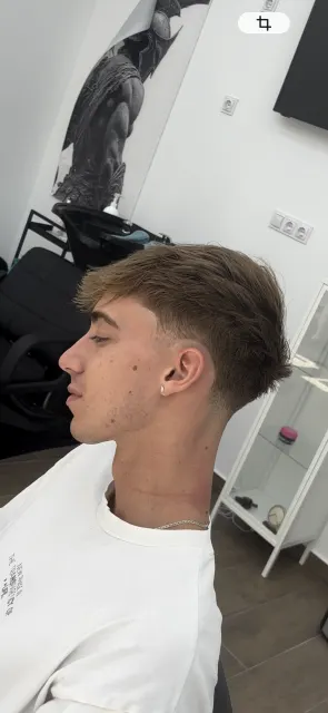 Lekerekített mid taper fade, erős kontrasztokkal