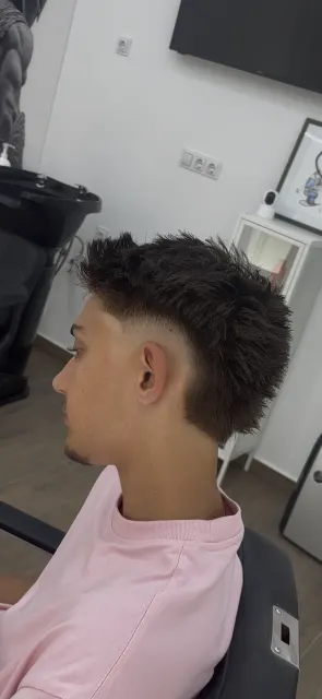 Texturált, volumenizált mid burst fade lekerekített nyak résszel